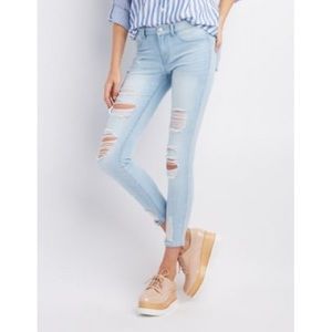 Cute light wash ripped jeans 👖